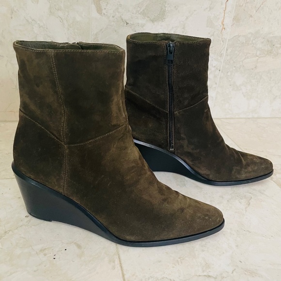 VINCE {11} Booties Mavis Suede Wedge Ankle Boots Olive Green - Picture 1 of 12